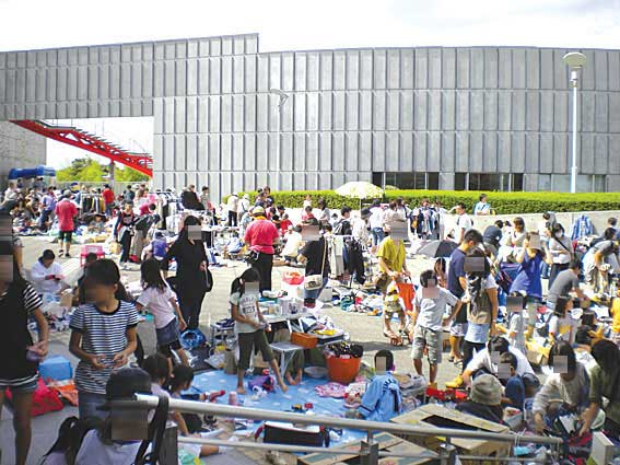 横浜国際プールフリーマーケット
